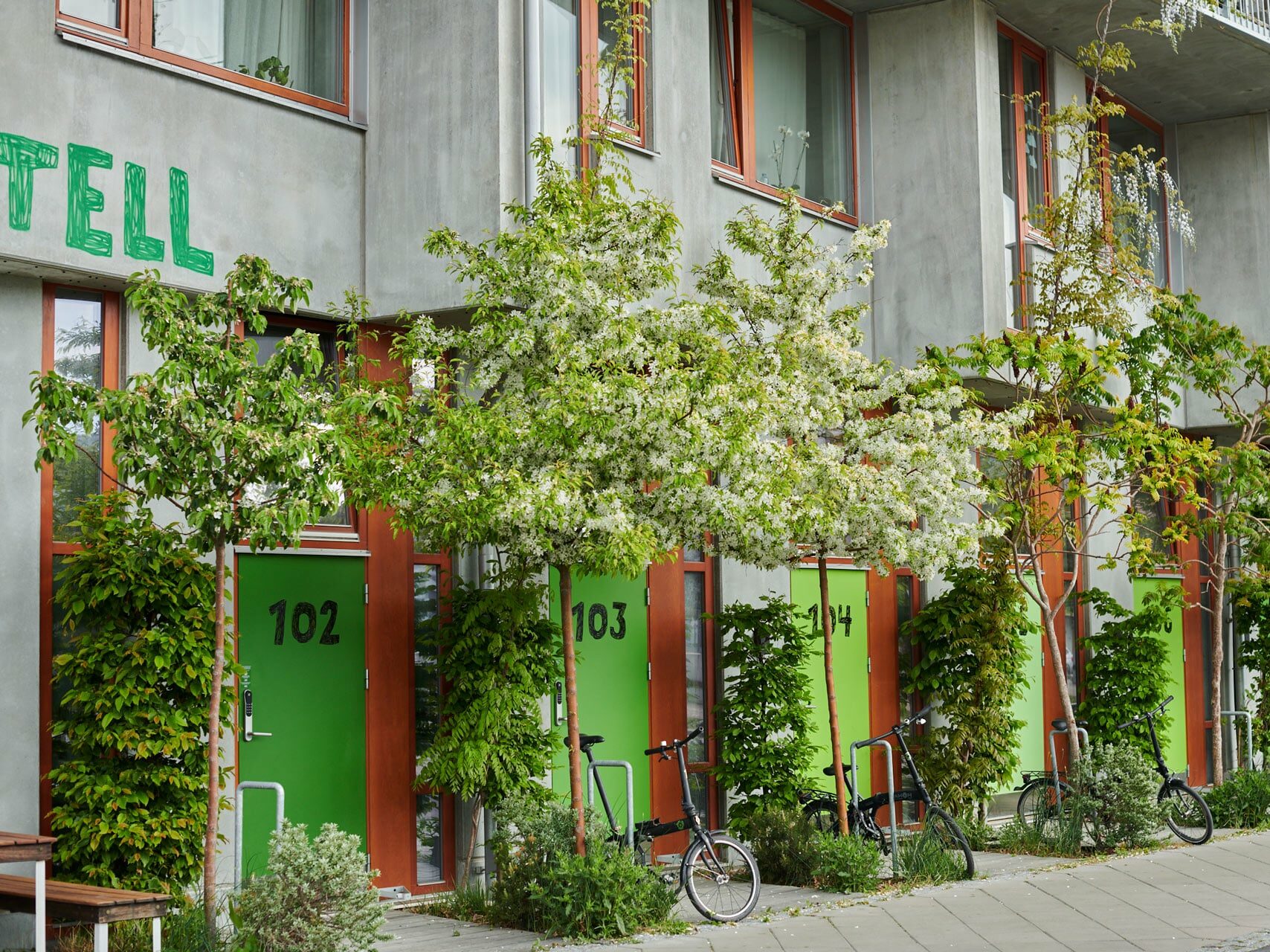 Cykelverandor och gröna fasader på Ohboy Hotell i Malmö.